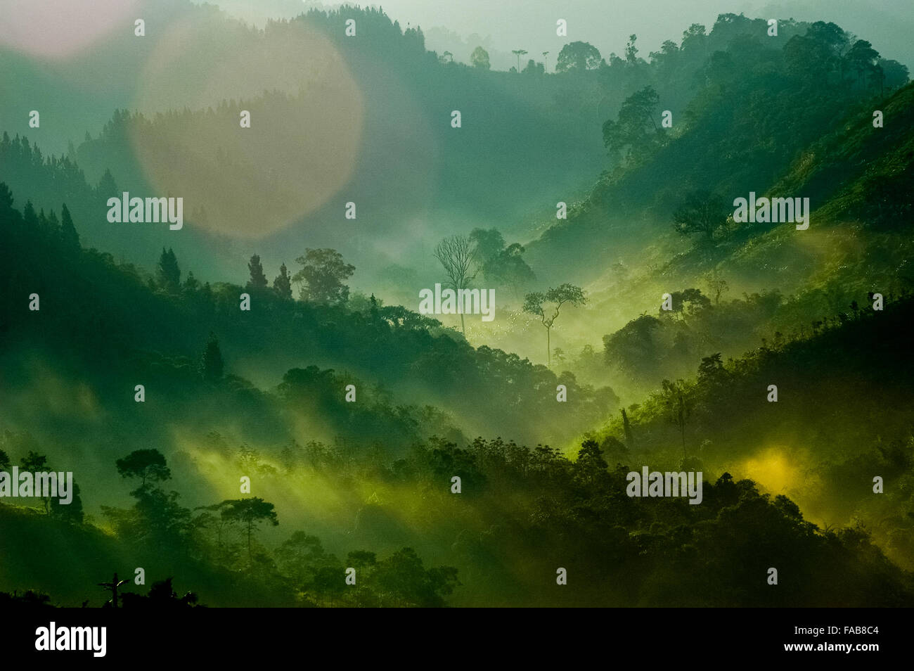 Steile Landschaft und Morgenröten, die von Morgenlichtern mit Fackeln beleuchtet werden. Stockfoto