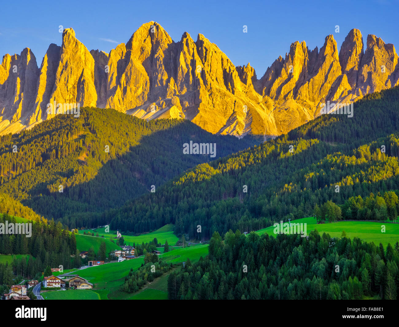 Stadt von Santa Maddalena und Dolomit-Palette in Norditalien Stockfoto
