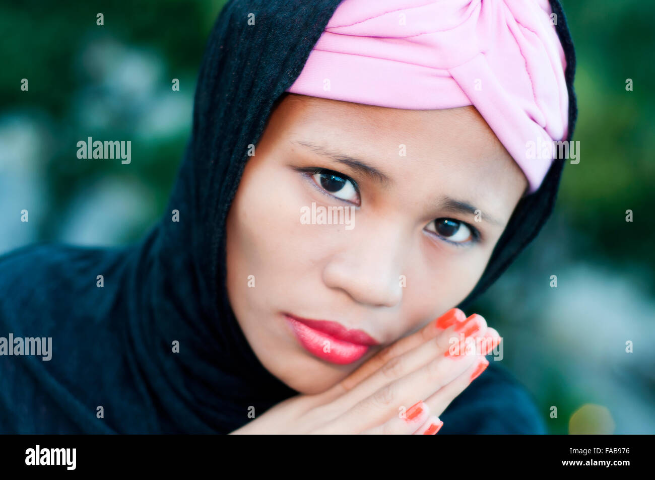 Porträt der jungen Asiatin islamischen Hijab zu tragen, vor Ort, Cebu, Philippinen Stockfoto