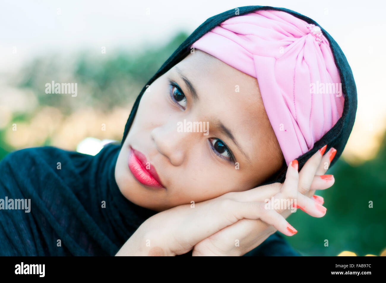 Porträt der jungen Asiatin islamischen Hijab zu tragen, vor Ort, Cebu, Philippinen Stockfoto