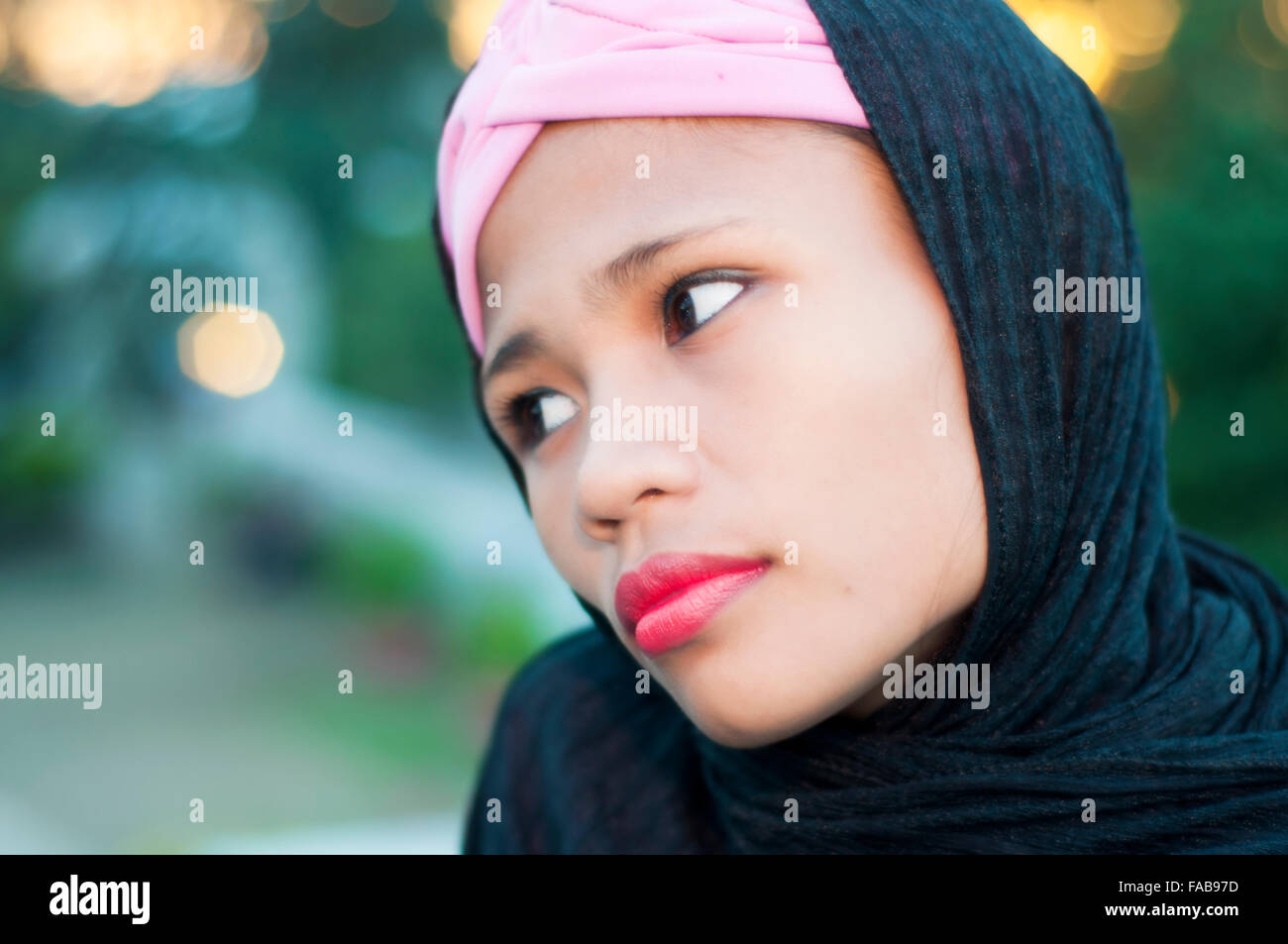Porträt der jungen Asiatin islamischen Hijab zu tragen, vor Ort, Cebu, Philippinen Stockfoto