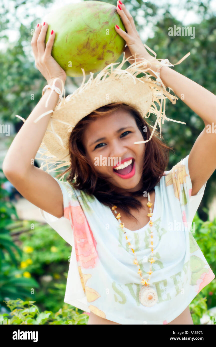 Junge Asiatin mit Kokosnuss vor Ort, Cebu, Philippinen Stockfoto
