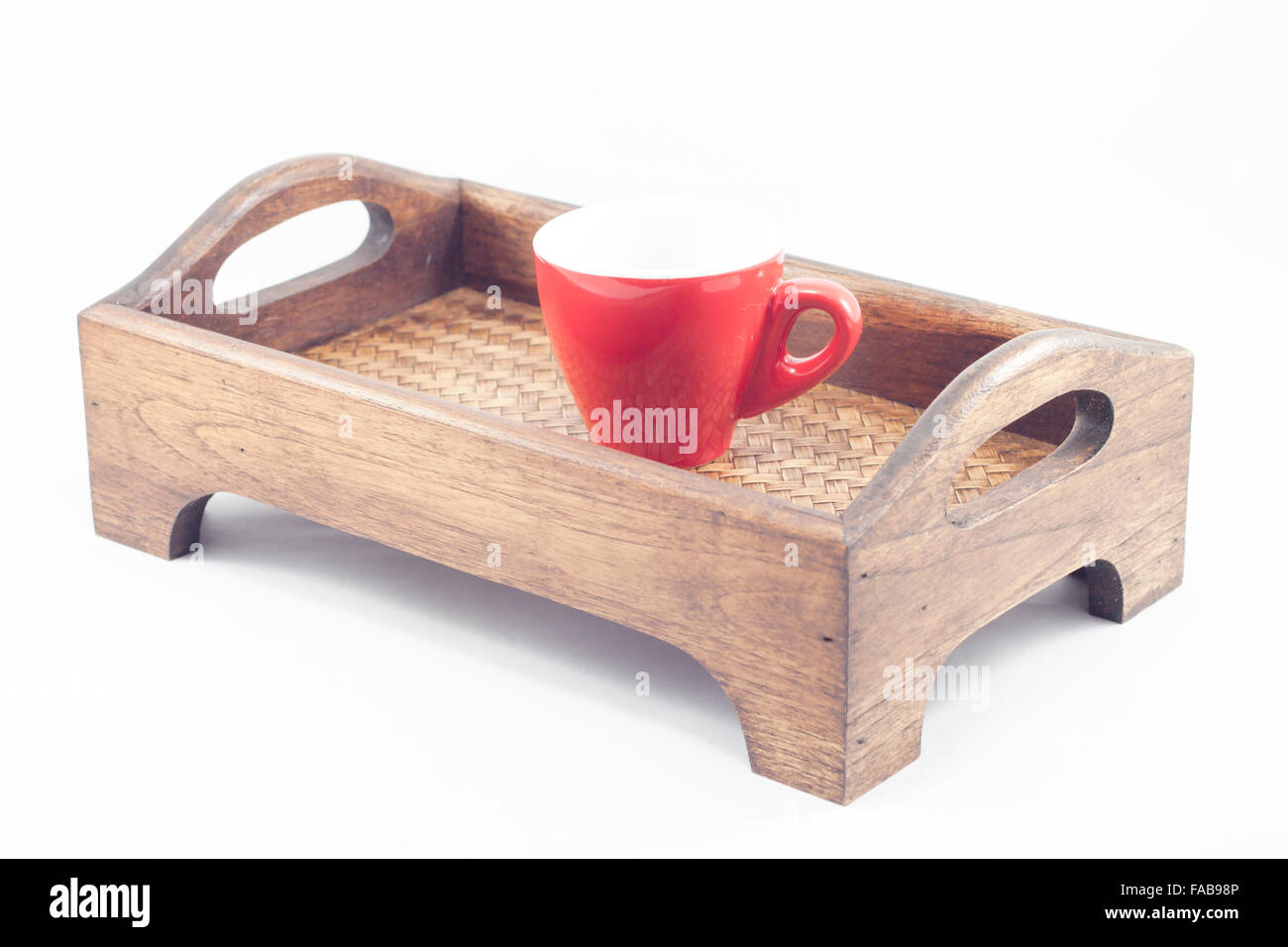 Kaffeetasse auf Holztablett isoliert auf weißem Hintergrund, Fotoarchiv Stockfoto