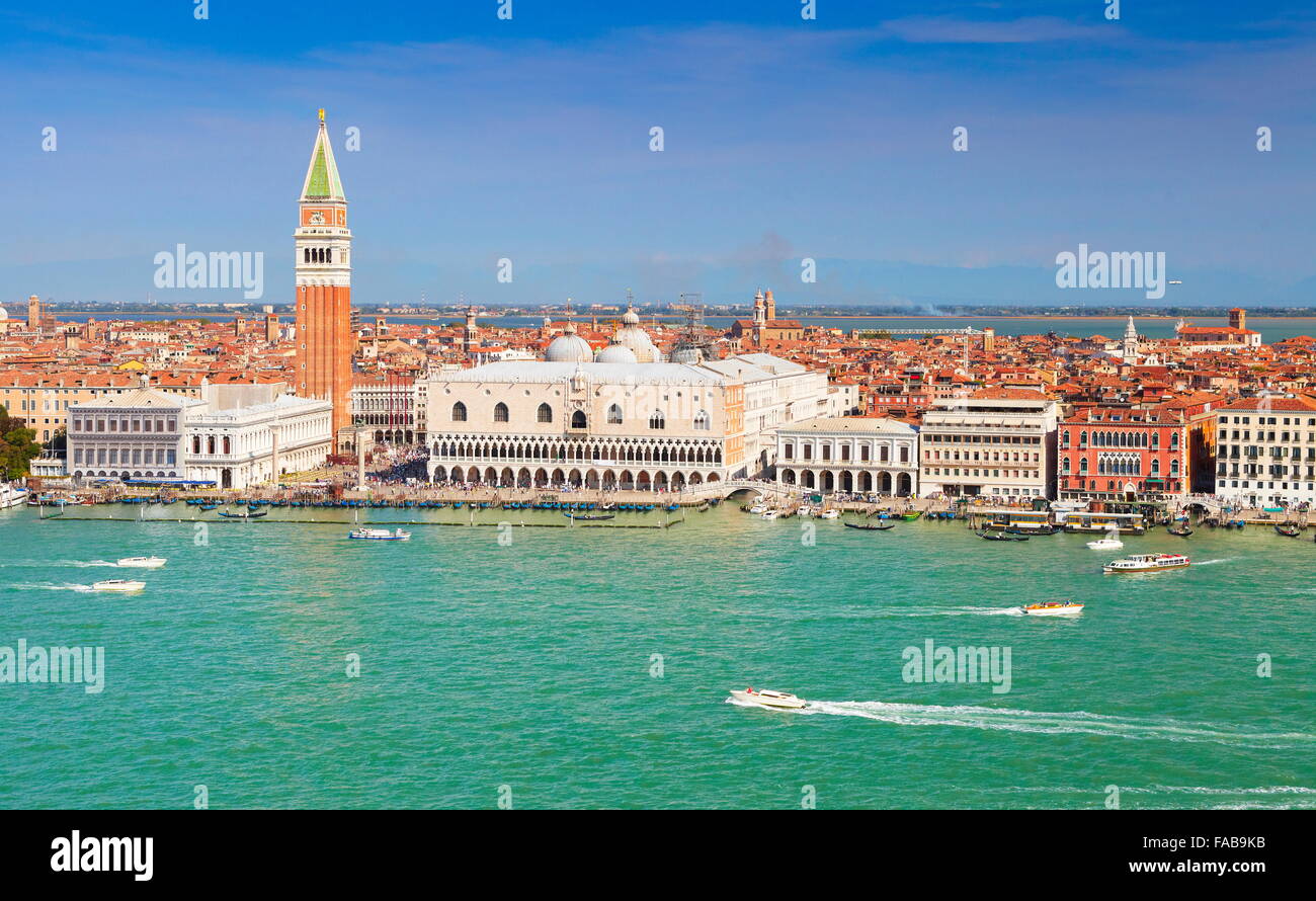 Luftbild von Markusplatz Glockenturm (Campanile di San Marco) und Dogenpalast (Palazzo Ducale) in Venedig (Venezia), UNESCO Stockfoto