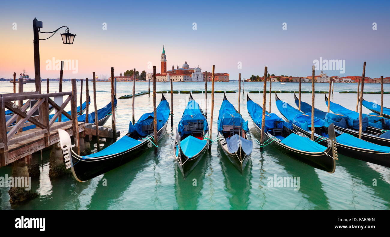 Canal Grande Venedig in der Dämmerung - Gondeln festgemacht, Molo San Marco, Venedig, Italien Stockfoto