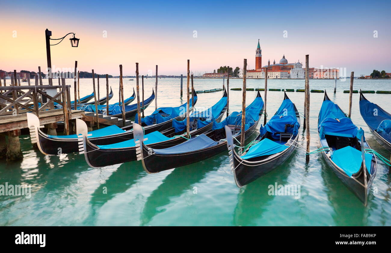 Venedig - Gondeln über Canal Grande vor Sonnenaufgang, Venedig, Vento, Italien Stockfoto