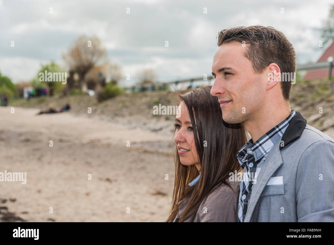Paar, 25-30 Jahren, am Strand. Stockfoto
