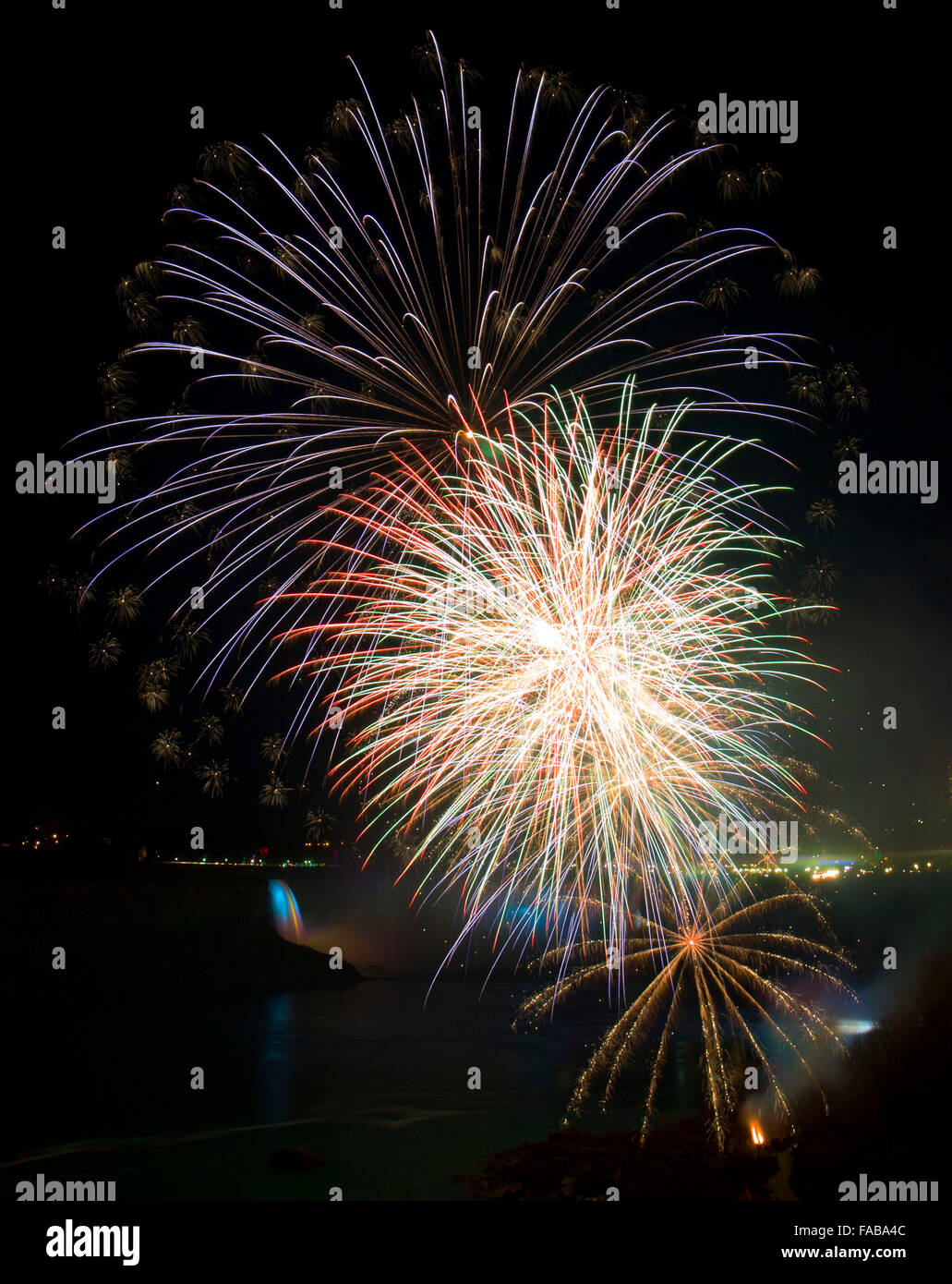 Toronto, Kanada. 25. Dezember 2015. Feuerwerke sind während der 2015-Winter-Festival der Lichter in Niagara Falls, Kanada, 25. Dezember 2015 gesehen. Als eines der führenden Beleuchtung-Festivals in Kanada zieht 2015 Winterfestival of Lights, die vom 21. November 2015 läuft bis 31. Januar 2016, Hunderttausende von Menschen. © Zou Zheng/Xinhua/Alamy Live-Nachrichten Stockfoto Toronto, Kanada. 25. Dezember 2015. Feuerwerke sind während der 2015-Winter-Festival der Lichter in Niagara Falls, Kanada, 25. Dezember 2015 gesehen. Als eines der führenden Beleuchtung-Festivals in Kanada zieht 2015 Winterfestival of Lights, die vom 21. November 2015 läuft bis 31. Januar 2016, Hunderttausende von Menschen. © Zou Zheng/Xinhua/Alamy Live-Nachrichten Stockfoto