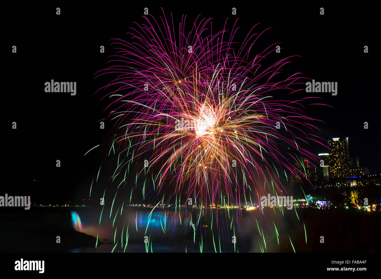 Toronto, Kanada. 25. Dezember 2015. Feuerwerke sind während der 2015-Winter-Festival der Lichter in Niagara Falls, Kanada, 25. Dezember 2015 gesehen. Als eines der führenden Beleuchtung-Festivals in Kanada zieht 2015 Winterfestival of Lights, die vom 21. November 2015 läuft bis 31. Januar 2016, Hunderttausende von Menschen. © Zou Zheng/Xinhua/Alamy Live-Nachrichten Stockfoto Toronto, Kanada. 25. Dezember 2015. Feuerwerke sind während der 2015-Winter-Festival der Lichter in Niagara Falls, Kanada, 25. Dezember 2015 gesehen. Als eines der führenden Beleuchtung-Festivals in Kanada zieht 2015 Winterfestival of Lights, die vom 21. November 2015 läuft bis 31. Januar 2016, Hunderttausende von Menschen. © Zou Zheng/Xinhua/Alamy Live-Nachrichten Stockfoto