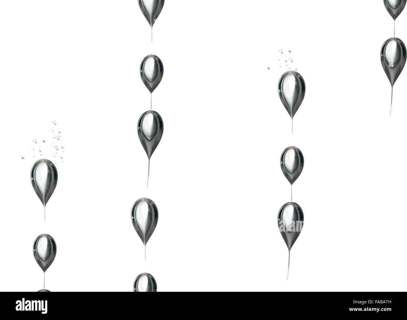 Eine Gruppe von Luftblasen, die in Richtung zur Oberfläche steigt Stockfoto