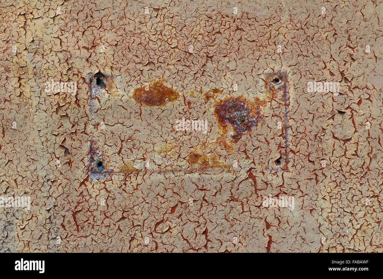 Detail von den zerrissenen aus Typenschild aus alten Metalltür Stockfoto