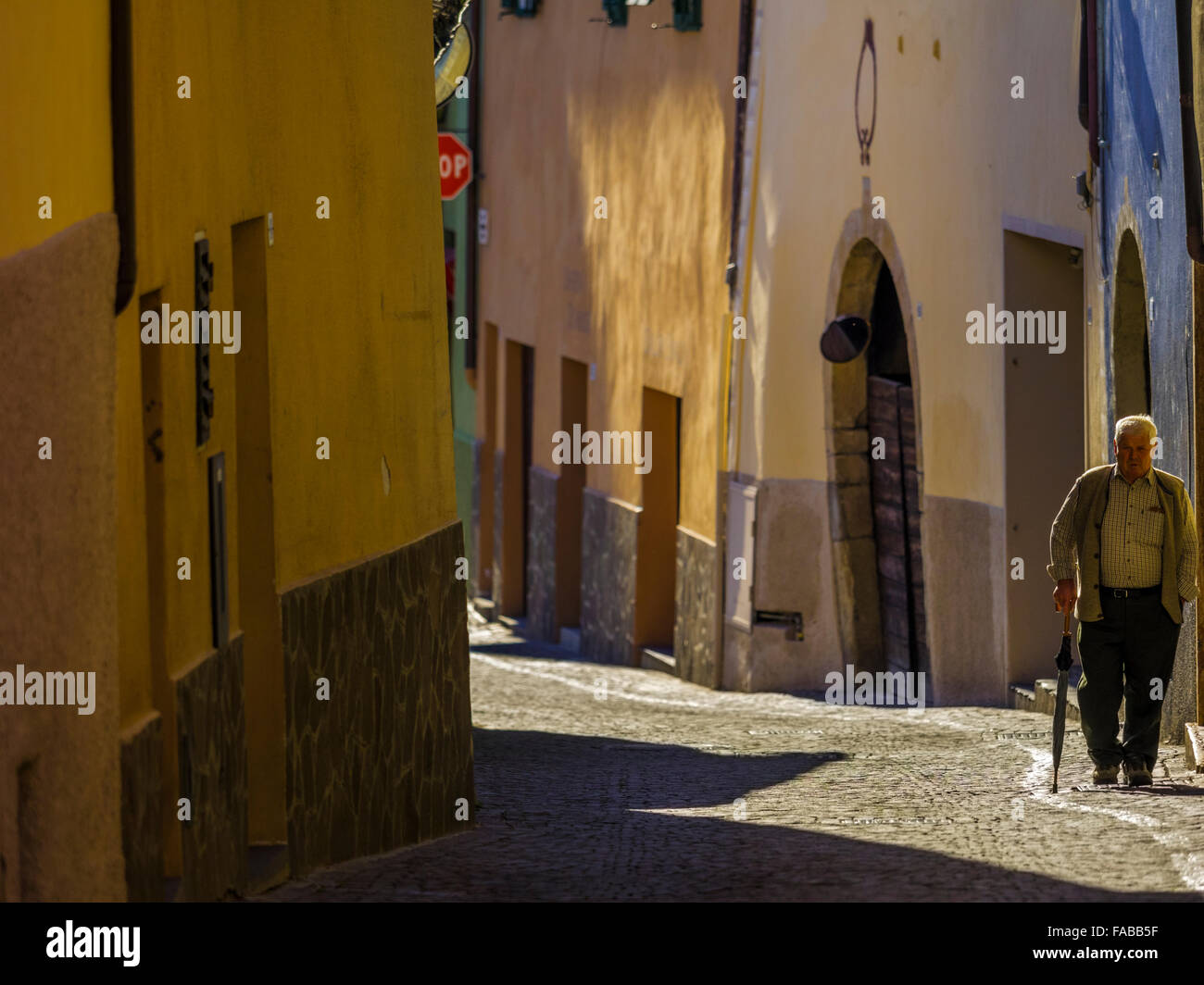 Straßenszenen in der Stadt Termeno Sulla Strada del Vino, Norditalien Stockfoto