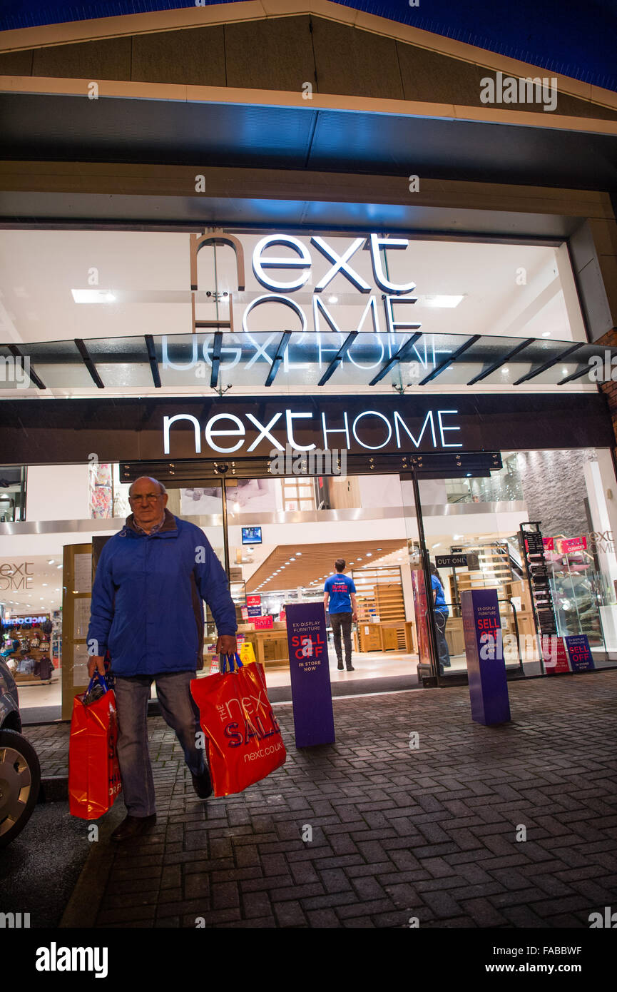 Aberystwyth, Wales, UK. 26. Dezember 2015.   UK Boxing Day Sales: Menschen beim Einkaufen in der Aberystwyth Zweig der nächsten Bekleidungs- und Heimtextilien Shop nach Schnäppchen.   Etwa 200 Menschen in der Warteschlange in den frühen Morgenstunden zu den ersten durch die Türen öffneten im Store bei 06:00 Photo Credit: Keith Morris / Alamy Live News Stockfoto