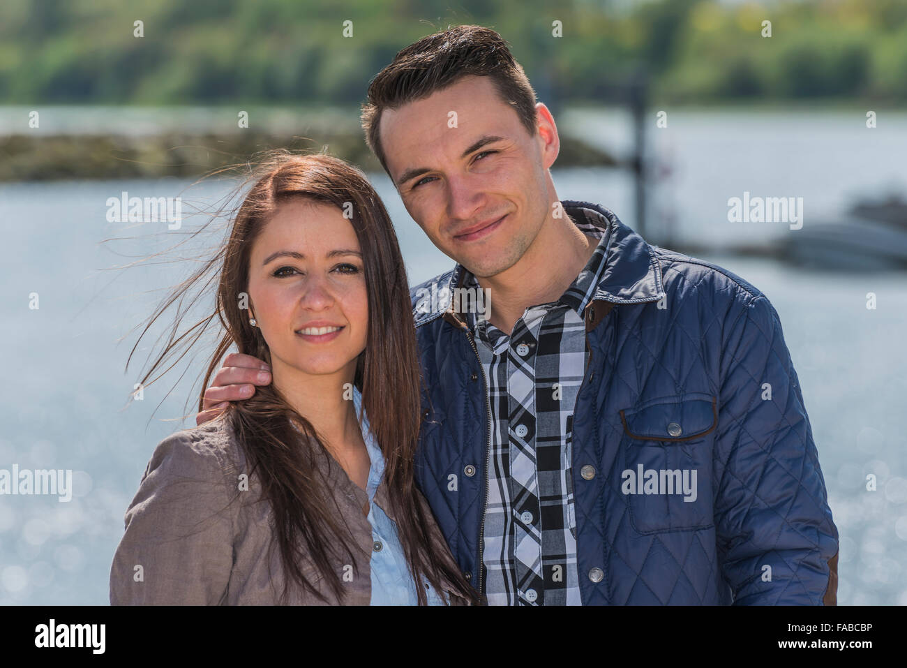 Paar 25-30 Jahren stehen in einem Hafen an der Ostsee Stockfoto