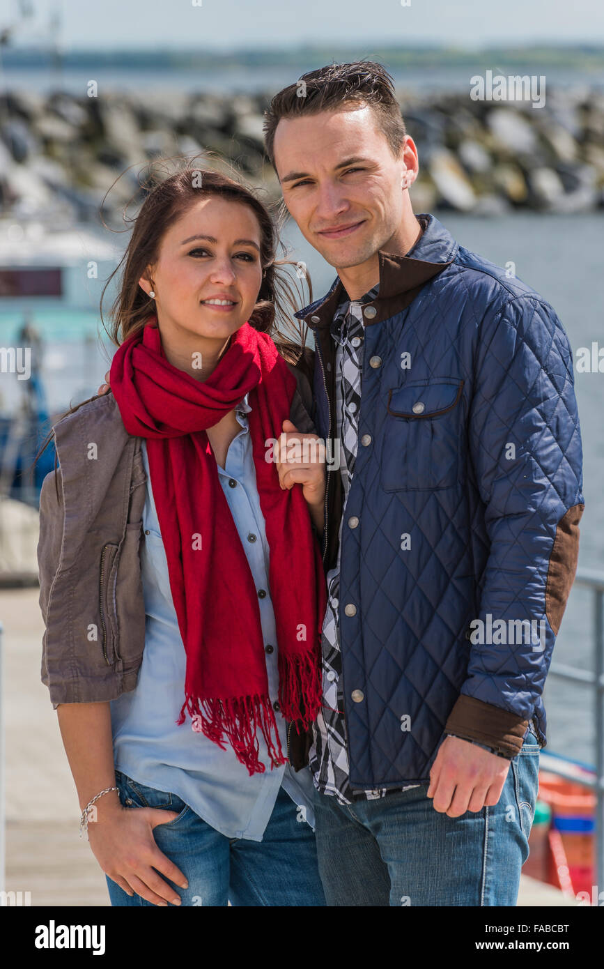 Paar 25-30 Jahren stehen in einem Hafen an der Ostsee Stockfoto