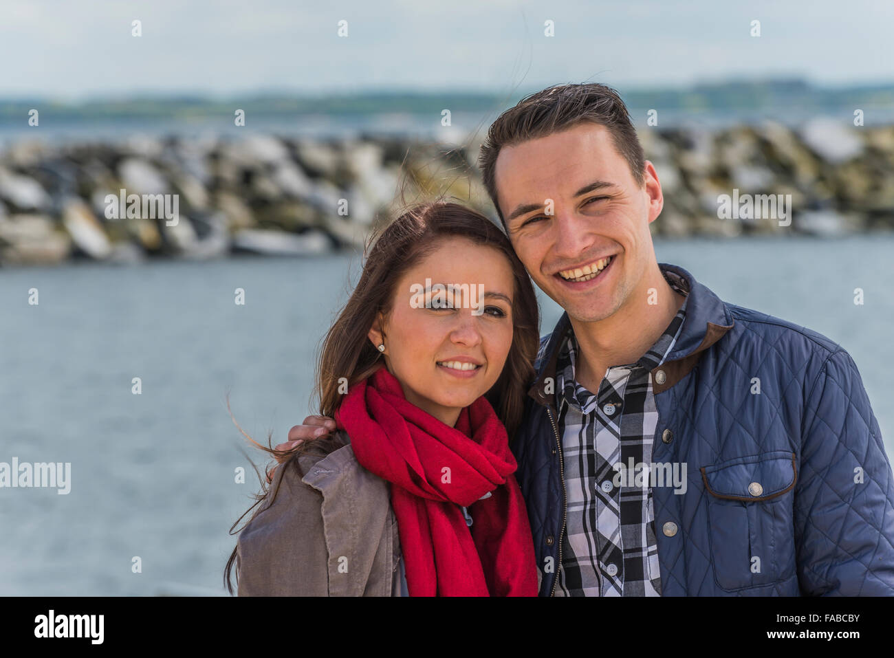 Paar 25-30 Jahren stehen in einem Hafen an der Ostsee Stockfoto