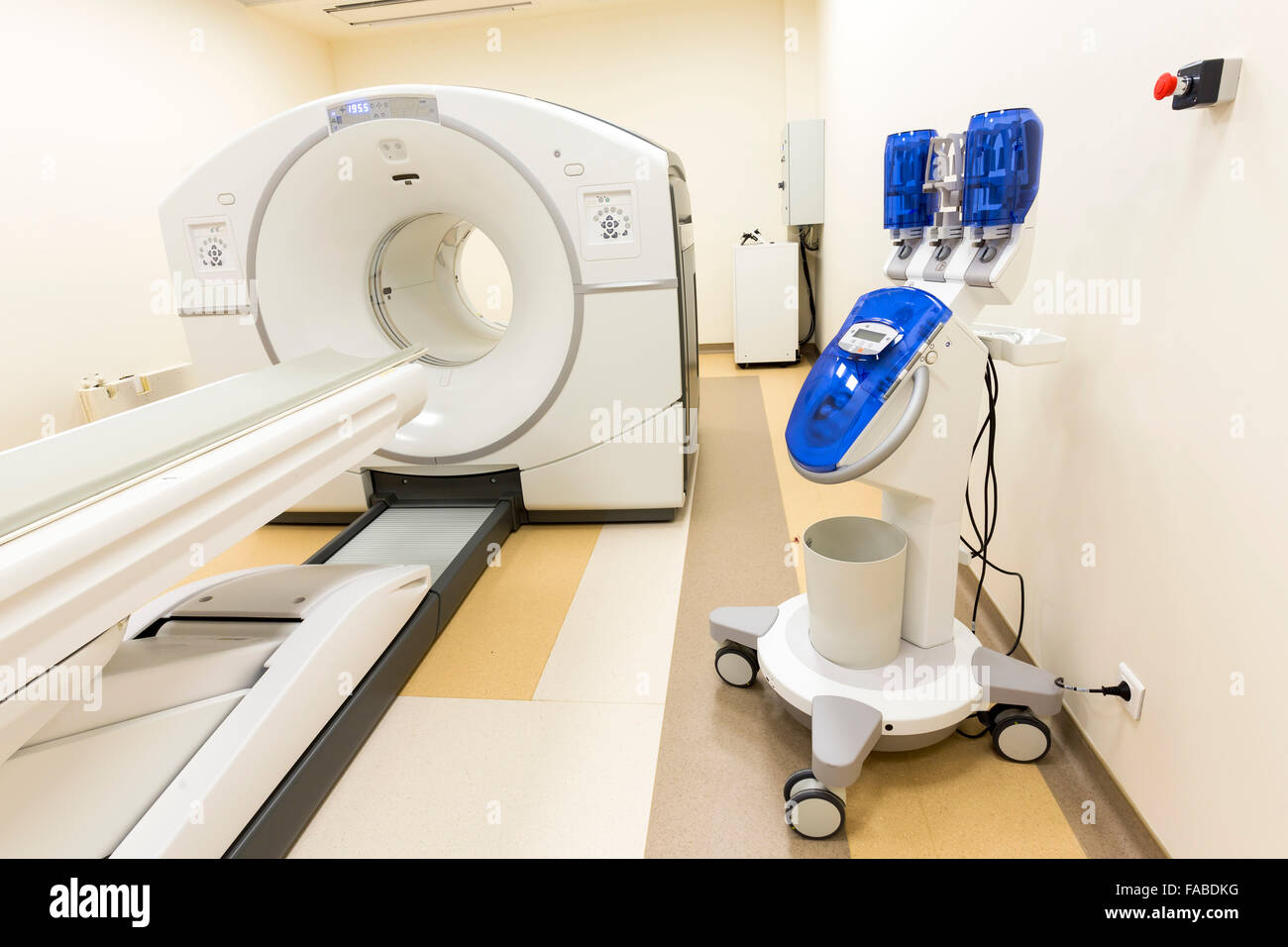 Tomographie Krebs Behandlung Scanner in einem Klinikraum. Stockfoto