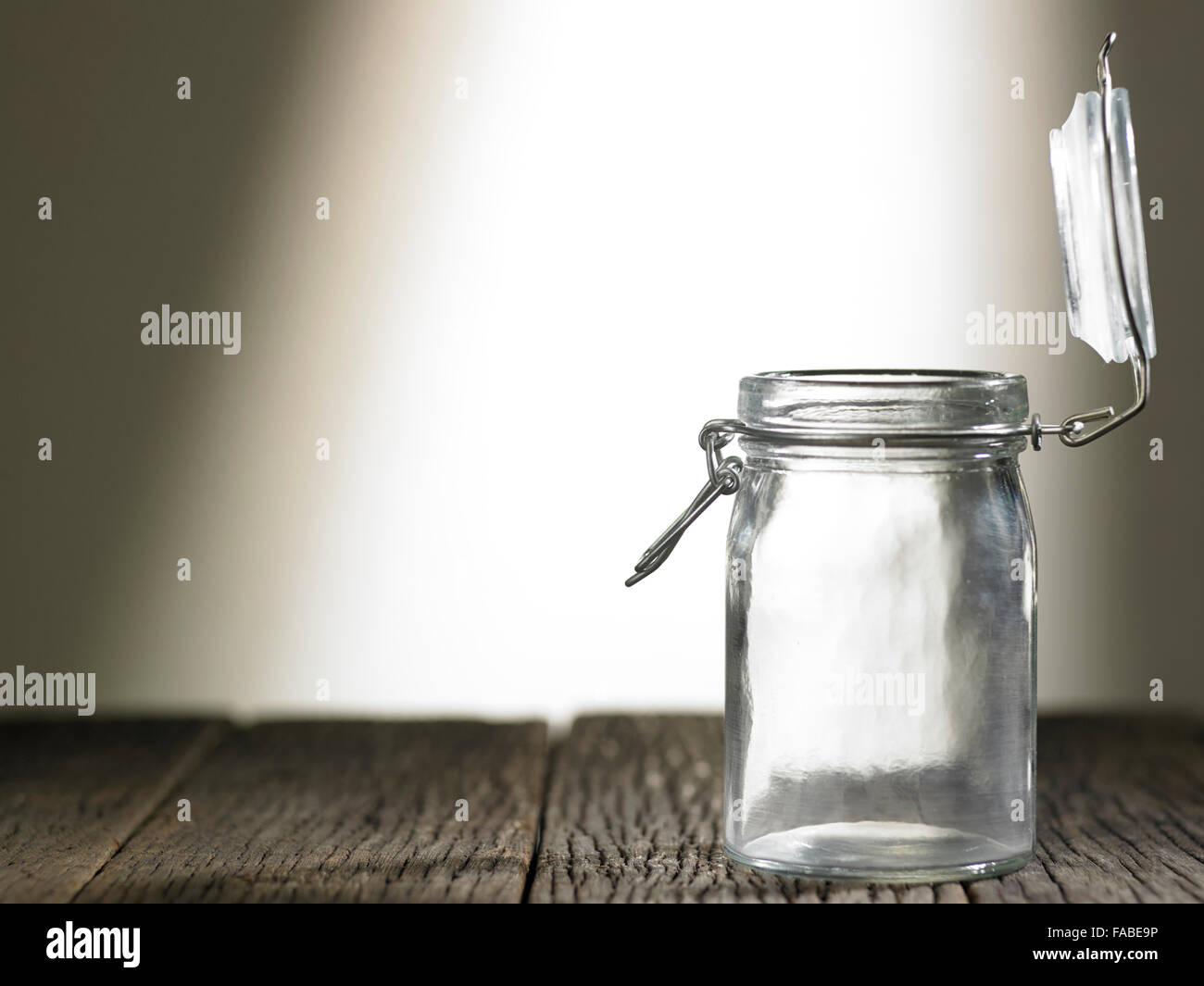 klar Glas mit geöffnetem Deckel Stockfoto