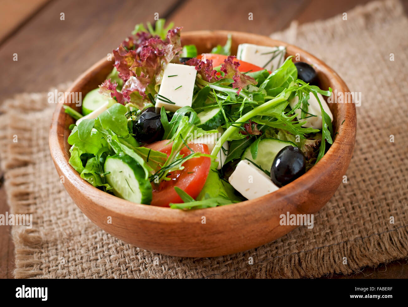 Sehr nützlich und Diät-Salat mit Feta-Käse, Kräuter und Gemüse Stockfoto