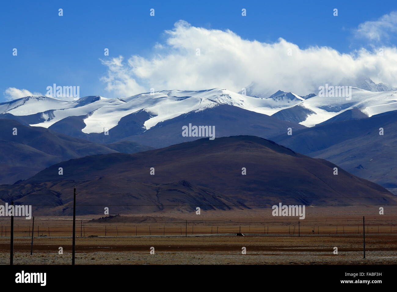 Mahalangur Himal Teil der hohen Himalaya Range-Mount Cho Oyu am 8201ms.behind die Wolken. Von Tingri Stadt-Tibet gesehen. Stockfoto