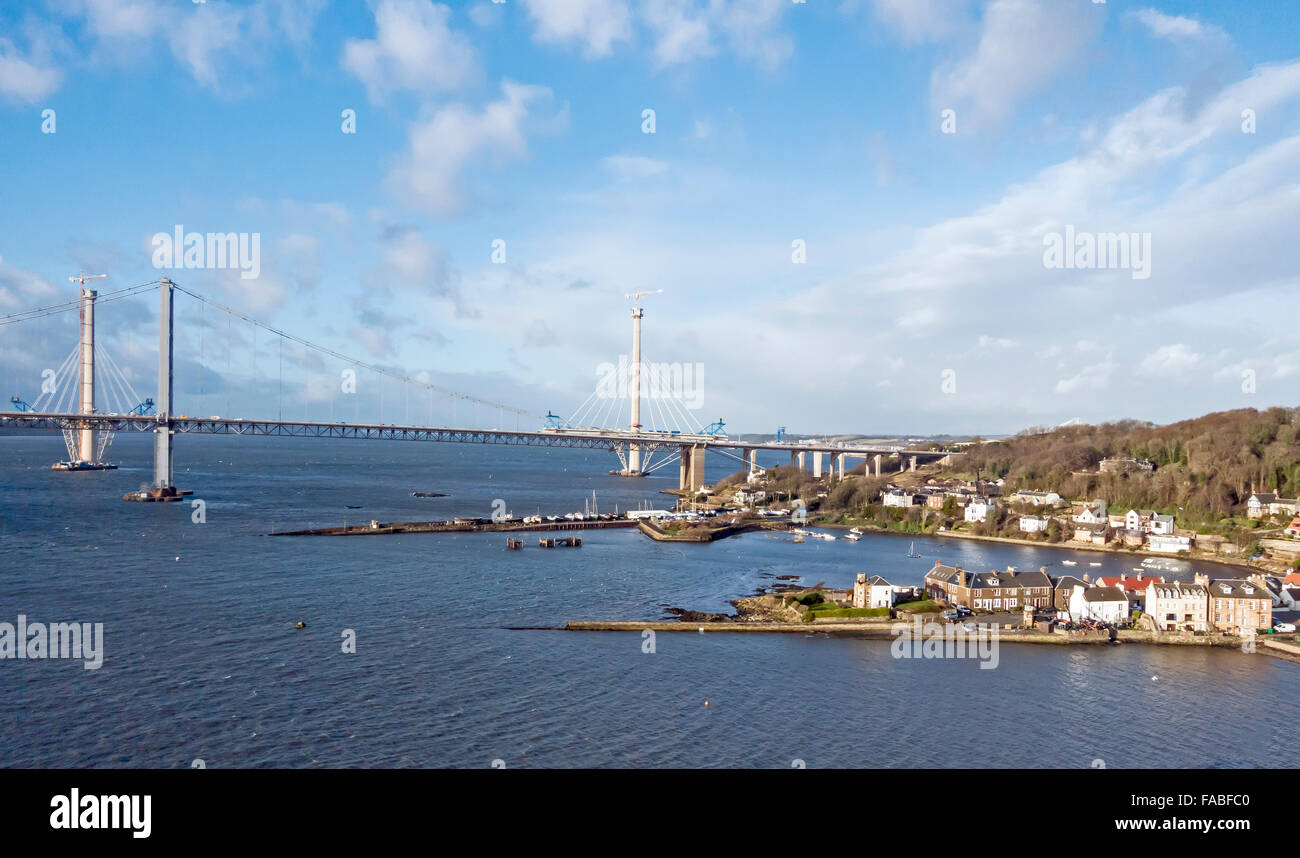 North Queensferry in Fife Schottland mit Hafen Forth Road Bridge und Queensferry Crossing im Bau Stockfoto