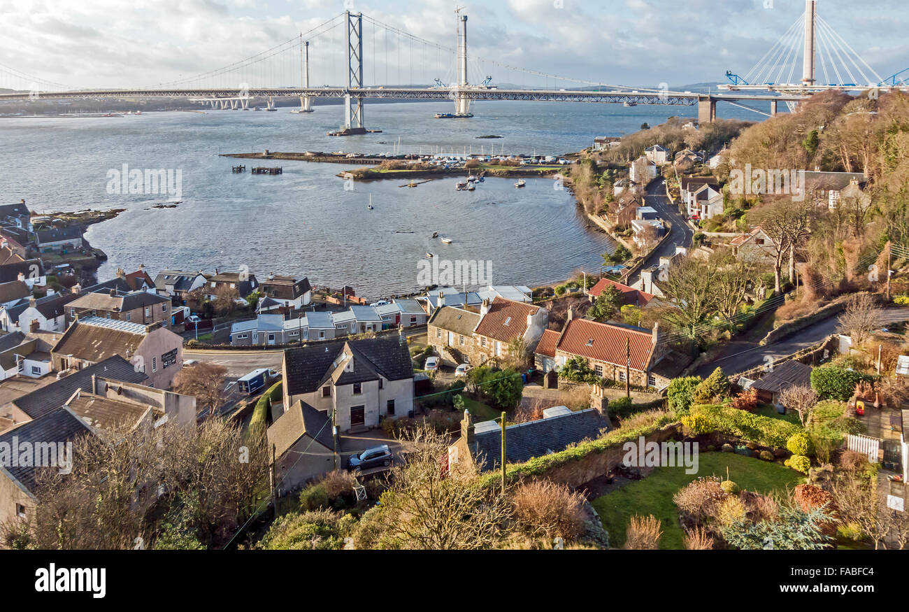 North Queensferry in Fife Schottland mit Hafen Forth Road Bridge und Queensferry Crossing im Bau Stockfoto