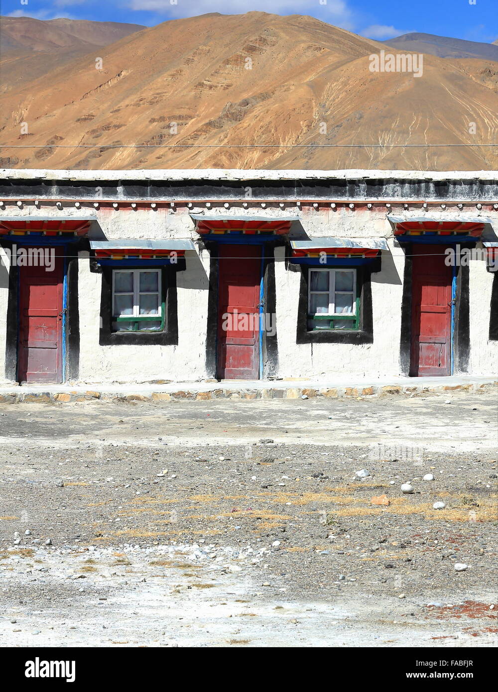 Traditionelle tibetische Bau des Restaurant-Hotels neben Friendship Highway-Fuß des Himalaya-Mahalangur Himal Abschnitt-Tingri Stockfoto