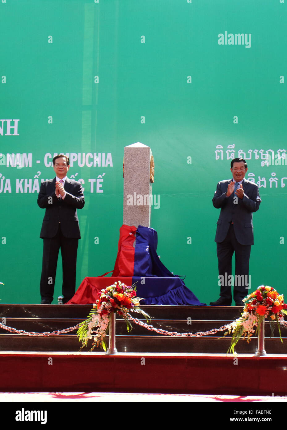 Rattanakiri. 26. Dezember 2015. Cambodian Prime Minister Hun Sen (R) und vietnamesische Premierminister Nguyen Tan Dung enthüllen ein Grenzstein zwischen Rattanakiri Provinz Kambodschas und Vietnams Gia Lai Provinz, 26. Dezember 2015. Kambodschanische Premierminister Hun Sen und seinem vietnamesischen Amtskollegen Nguyen Tan Dung eingeweiht zwei Grenze Säulen am Samstag angekündigt, dass 83,2 Prozent von den gemeinsamen Randbereich abgegrenzt worden. Bildnachweis: Sovannara/Xinhua/Alamy Live-Nachrichten Stockfoto