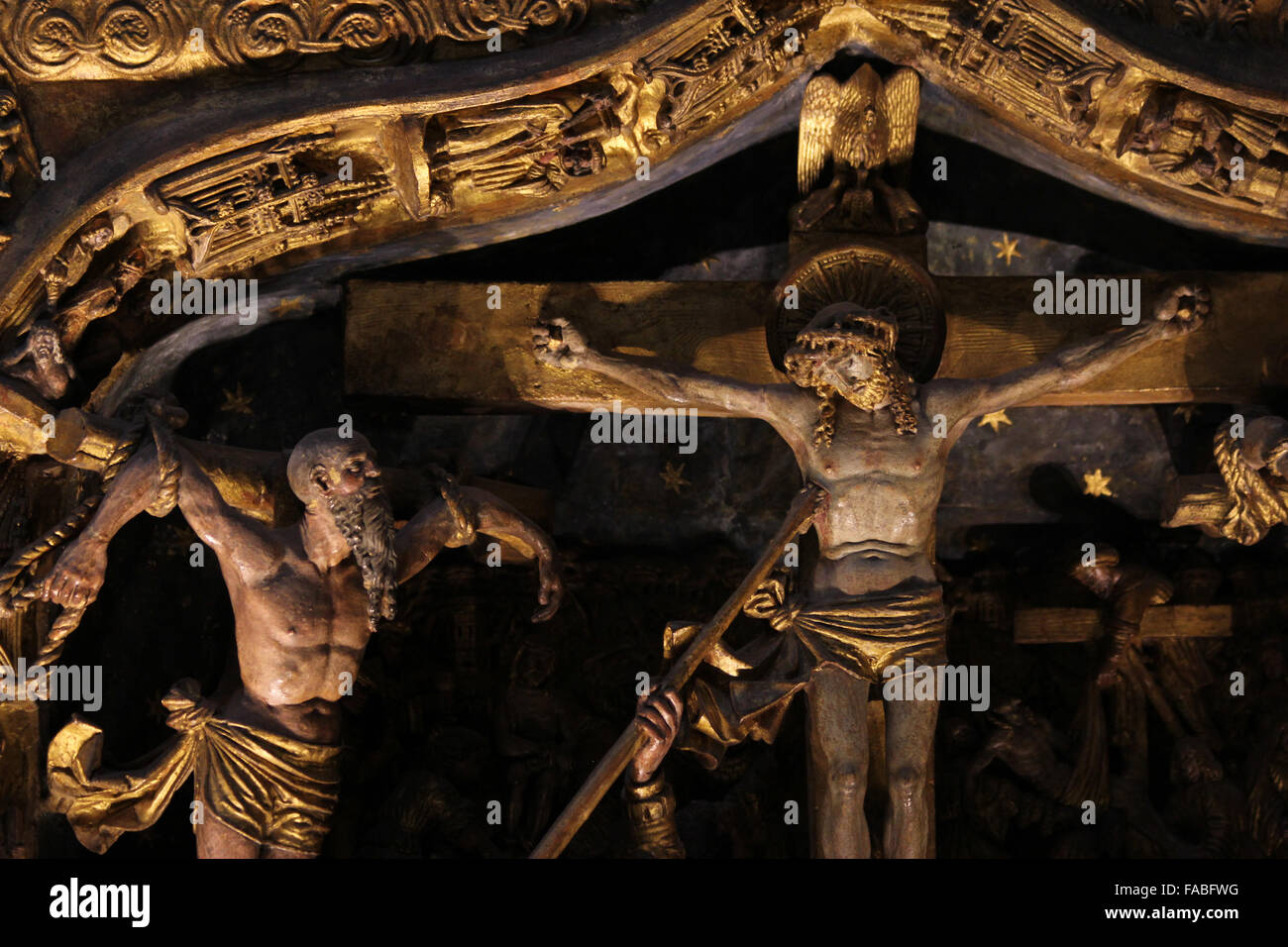 Statue von Jesus gekreuzigt zusammen mit einem anderen Mann, als er von Hauptmann Longinus aufgespießt ist Stockfoto