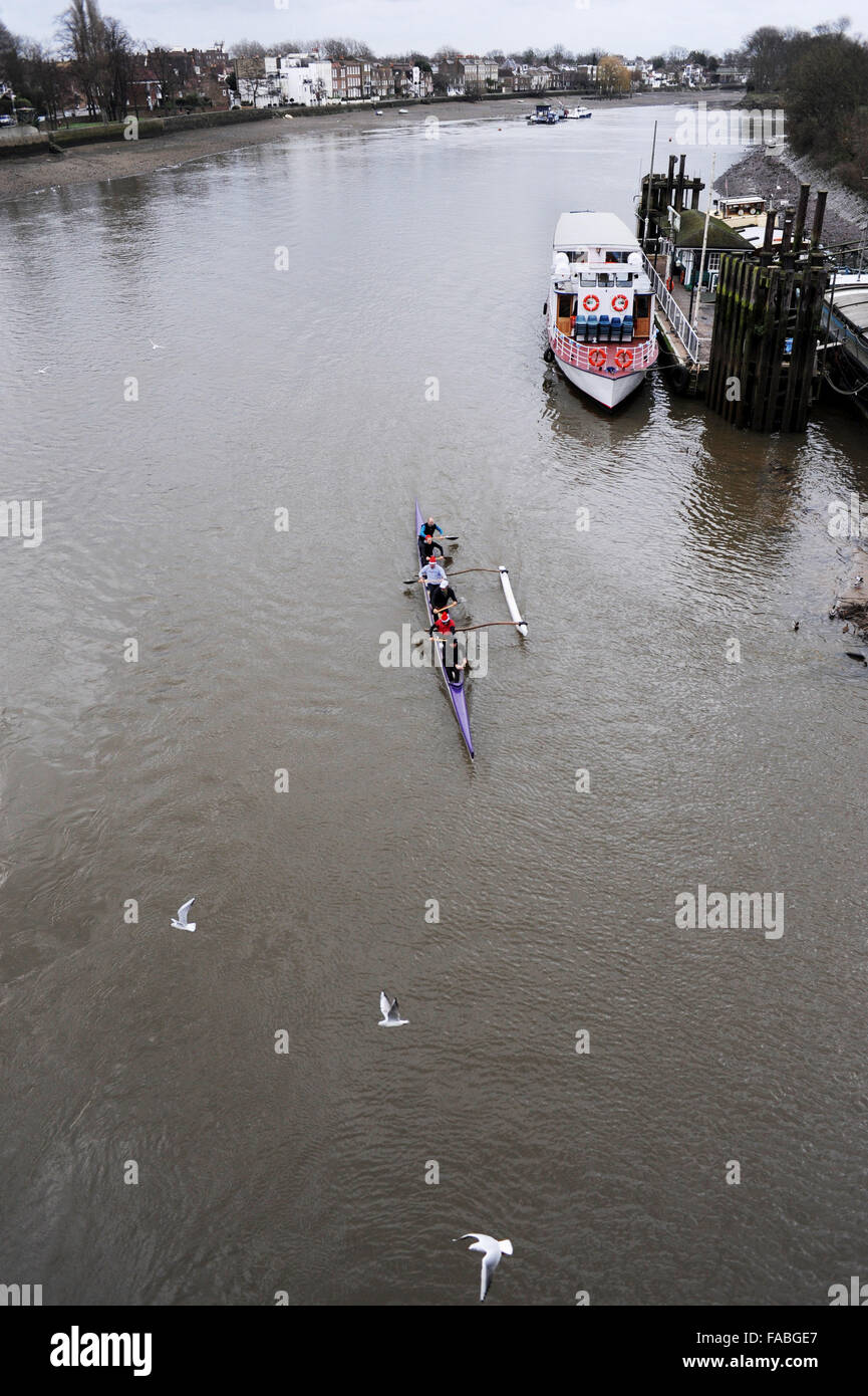 Kew, London, UK. 26. Dezember 2015. Kanuten in einem sechs-Mann-Boot trainieren Boxing Day auf der Themse an einem stumpfen aber trockenen Tag in Kew in London Credit: Simon Dack/Alamy Live News Stockfoto