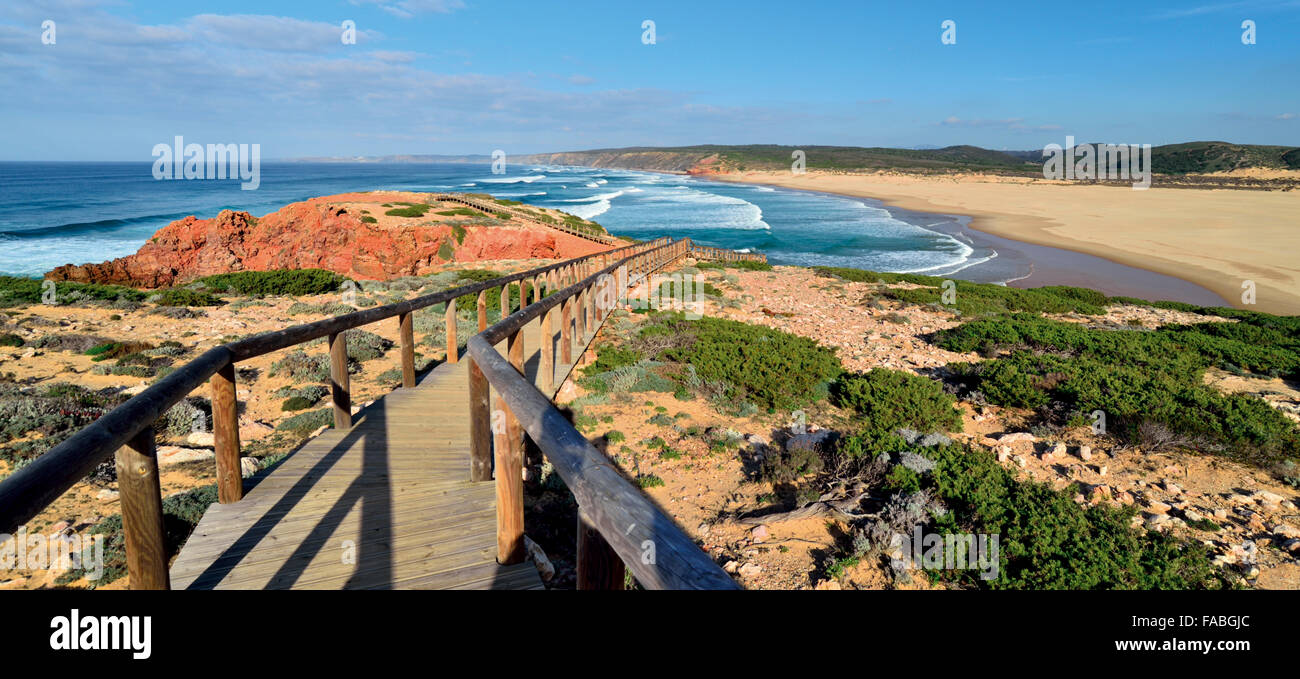 Portugal, Costa Vicentina: Panoramablick auf hölzernen Pfad zum Strand Stockfoto