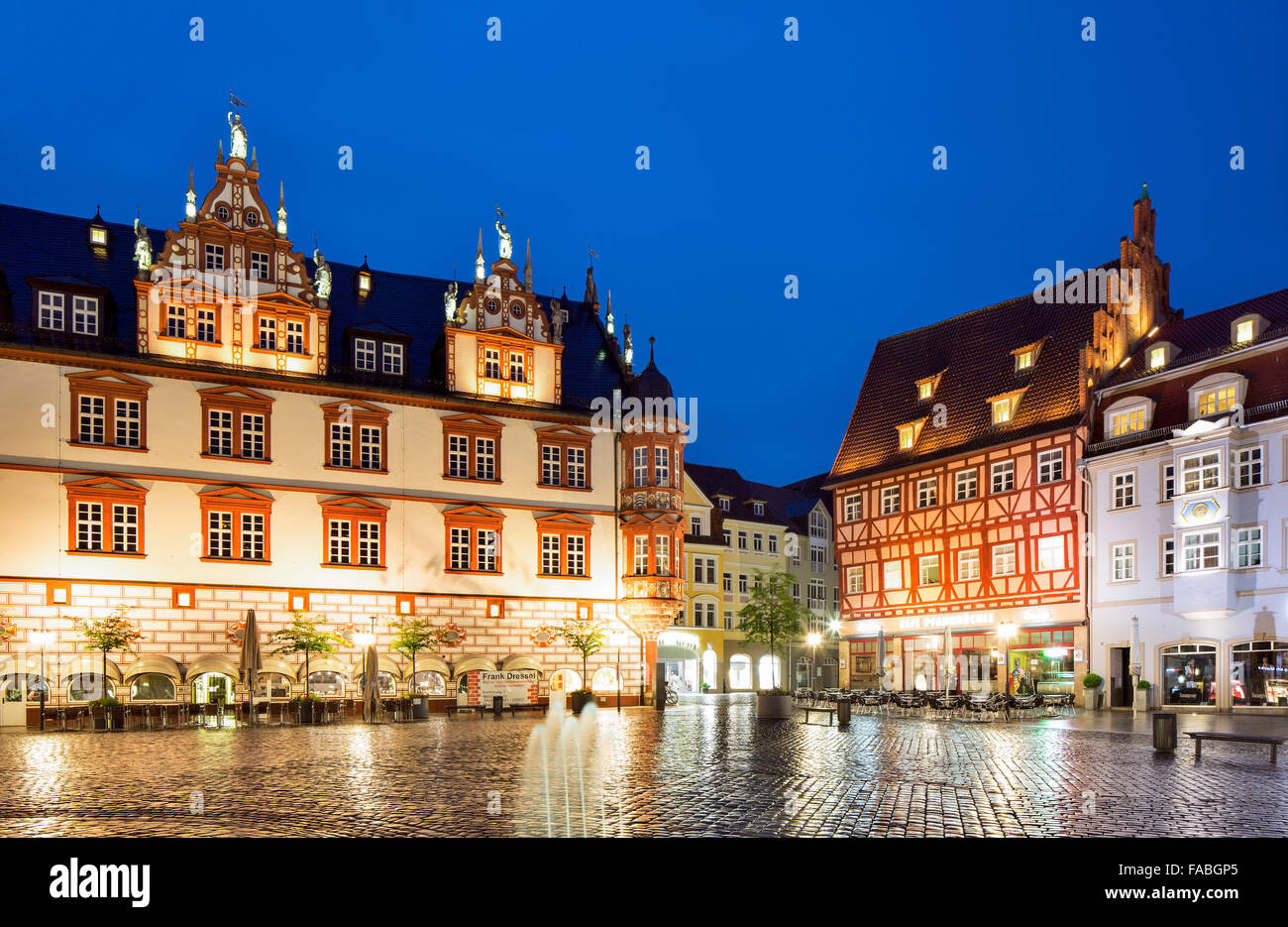 Stadthaus-Gebäude und Fachwerkhaus am Marktplatz in der Abenddämmerung, Coburg, Upper Franconia, Bayern, Deutschland Stockfoto