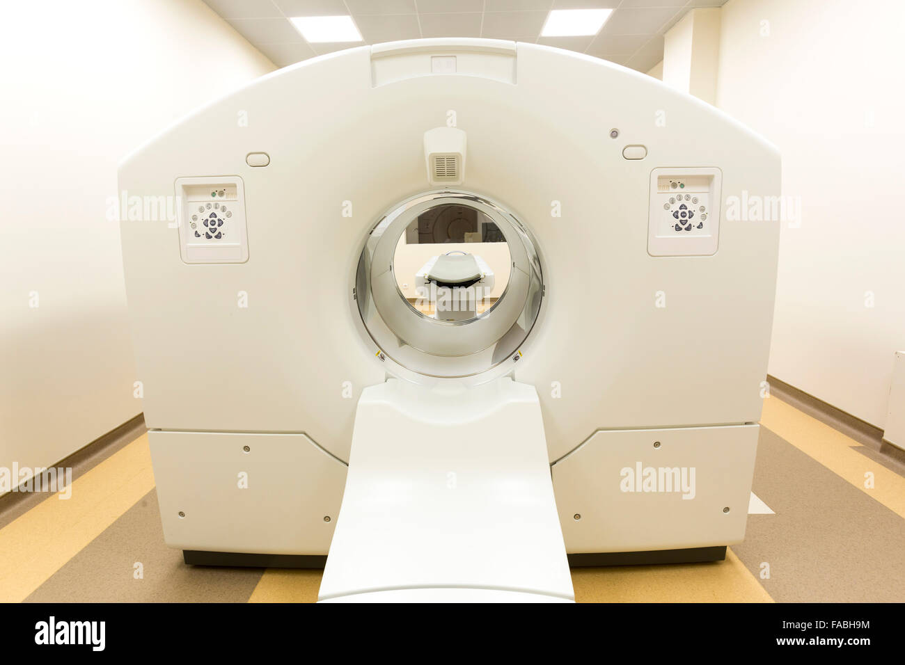 Tomographie Krebs Behandlung Scanner in einem Klinikraum. Stockfoto
