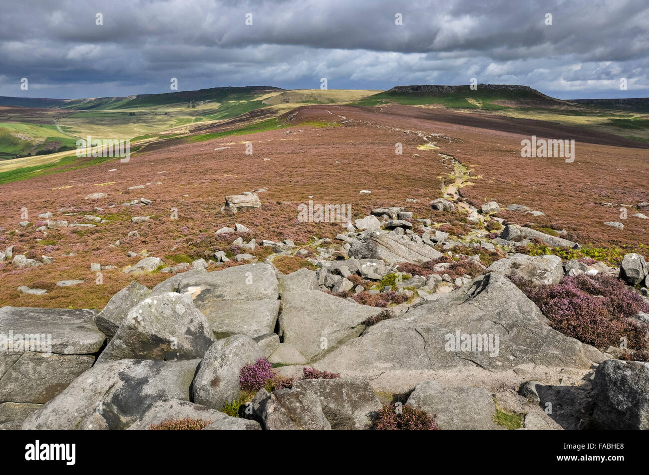 Gritstone Felsen auf über Owler Tor im Peak DIstrict, Derbyshire. Beliebte Landschaft mit Wanderer. Stockfoto