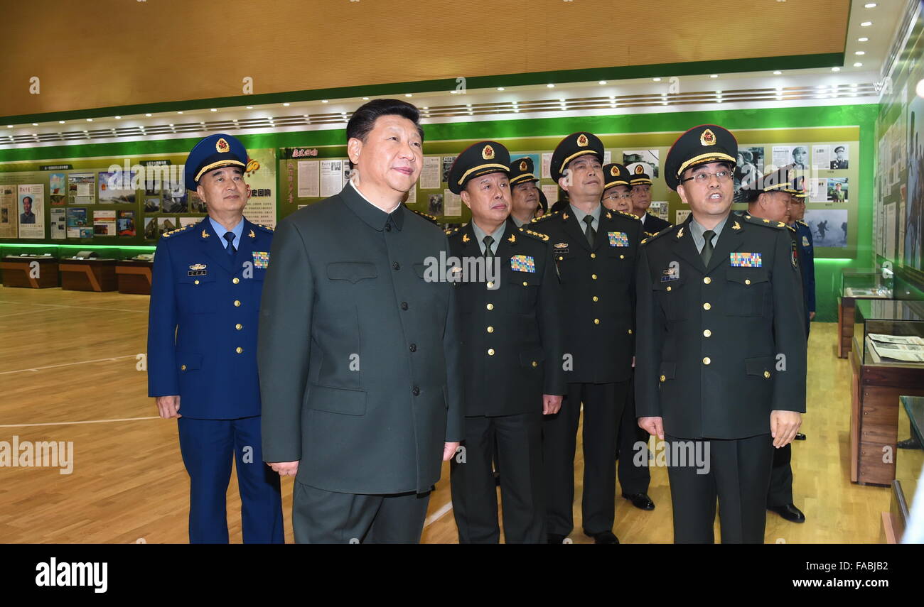 Peking, China. 25. Dezember 2015. Chinesischen Staatspräsidenten Xi Jinping (2. L) zeigt eine Ausstellung über die 60. Gründungstag der Volksgerichtshof Volksbefreiungsarmee (PLA) täglich während einer Inspektiondes der PLA Daily-Zentrale in Peking, Hauptstadt von China, 25. Dezember 2015. Bildnachweis: Li Gang/Xinhua/Alamy Live-Nachrichten Stockfoto