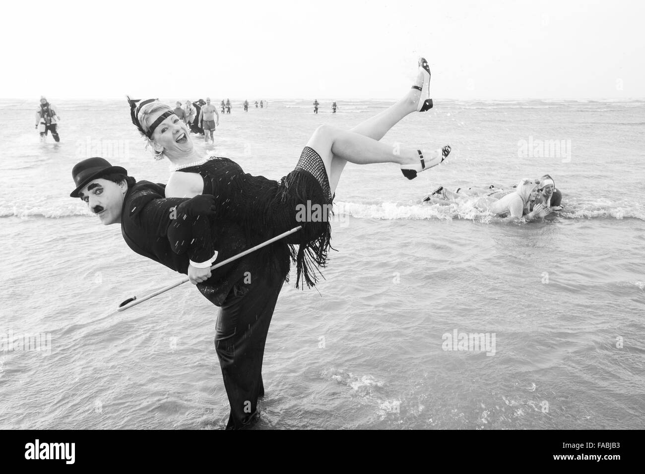 Pembrey Country Park, Carmarthenshire, Wales, UK. 26. Dezember 2015. Walross Tauchen. Berühmte Boxing Day Dip/Bad im Meer an Pembrey Land Park,,Carmarthenshire,Wales,U.K.December 26. 2015. Bildnachweis: Paul Quayle/Alamy Live-Nachrichten Stockfoto