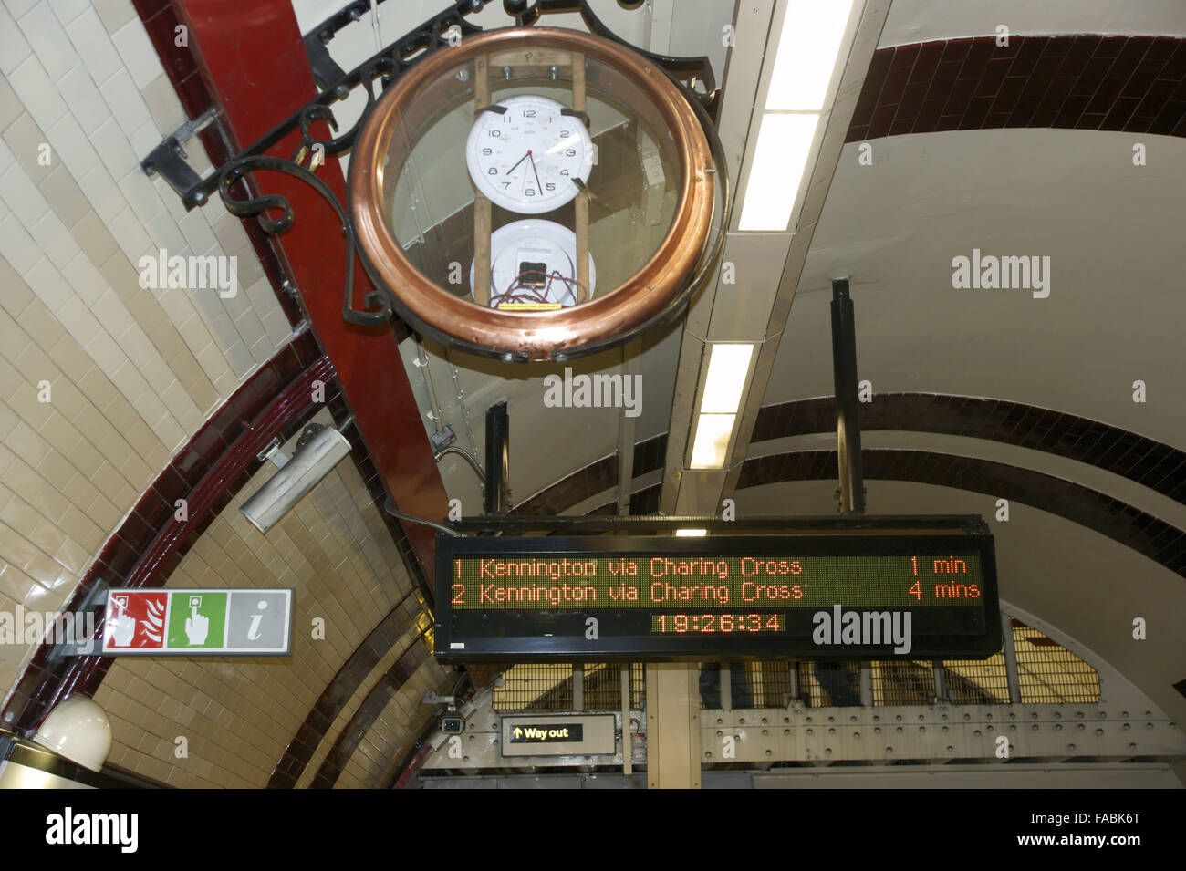 Unzureichende Bahnhof Uhr Zeitmanagement, London Underground Stockfoto