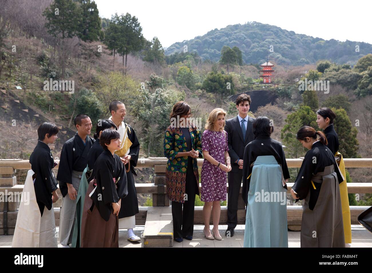 U.S. First Lady Michelle Obama, Botschafter in Japan Caroline Kennedy und Sohn Jack Schlossberg sprechen mit japanischen Noh Tänzern bei einem Rundgang durch den buddhistischen Kiyomizu-Dera Tempel 20. März 2015 in Kyoto, Japan. Stockfoto U.S. First Lady Michelle Obama, Botschafter in Japan Caroline Kennedy und Sohn Jack Schlossberg sprechen mit japanischen Noh Tänzern bei einem Rundgang durch den buddhistischen Kiyomizu-Dera Tempel 20. März 2015 in Kyoto, Japan. Stockfoto