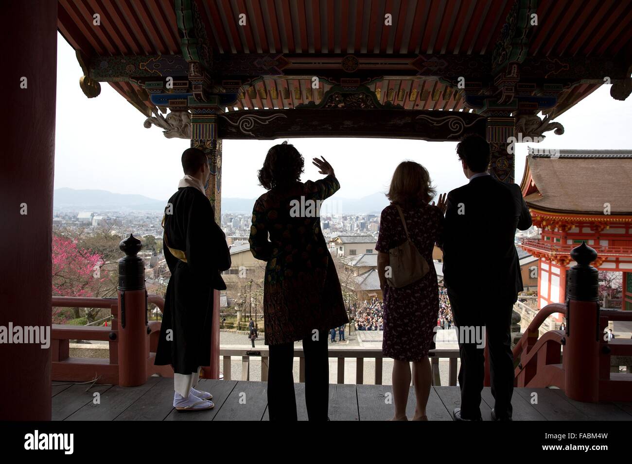 U.S. First Lady Michelle Obama, Botschafter in Japan Caroline Kennedy und Sohn Jack Schlossberg sind eine Tour von leitenden Mönch Eigen Onishi im buddhistischen Kiyomizu-Dera Tempel 20. März 2015 in Kyoto, Japan gegeben. Stockfoto U.S. First Lady Michelle Obama, Botschafter in Japan Caroline Kennedy und Sohn Jack Schlossberg sind eine Tour von leitenden Mönch Eigen Onishi im buddhistischen Kiyomizu-Dera Tempel 20. März 2015 in Kyoto, Japan gegeben. Stockfoto
