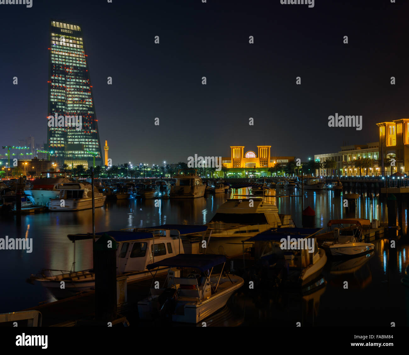 Boote und Souk Sharq in der Nacht Stockfoto