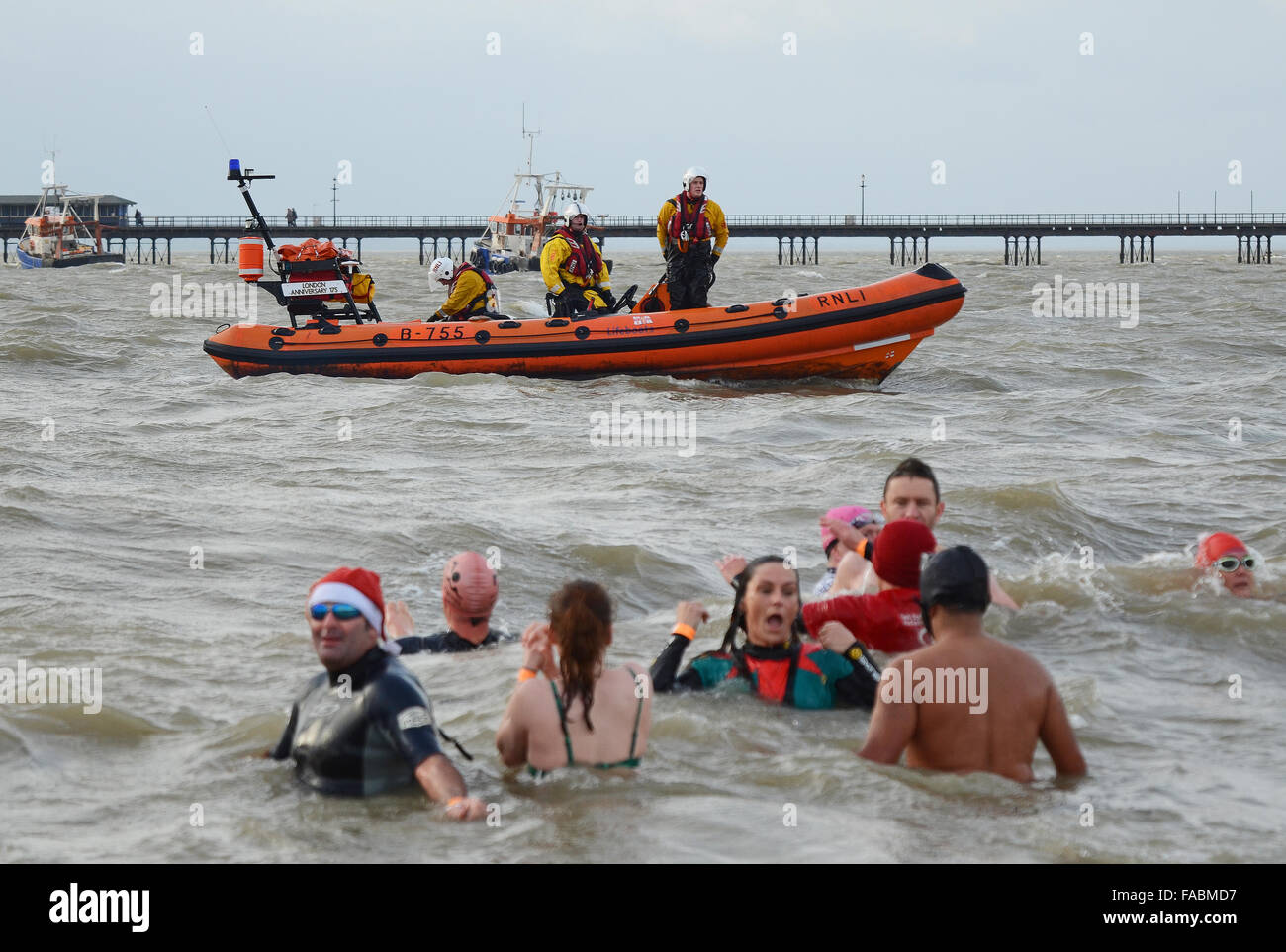 Schwimmen Am Zweiten Weihnachtsfeiertag. Southend on Sea, Essex, Großbritannien. Schwimmer trotzten den eiskalten Gewässern der Themse, um Spenden für die Royal National Lifeboat Institution RNLI zu sammeln. Einige trugen weihnachtliche Kleidung Stockfoto