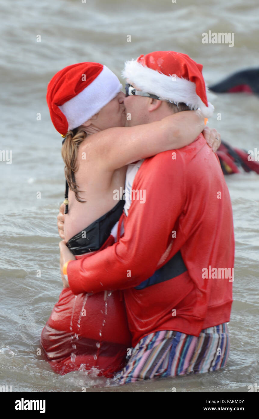 Schwimmen Am Zweiten Weihnachtsfeiertag. Southend on Sea, Essex, Großbritannien. Schwimmer trotzten den eiskalten Gewässern der Themse, um Spenden für die Royal National Lifeboat Institution RNLI zu sammeln. Einige trugen weihnachtliche Kleidung Stockfoto