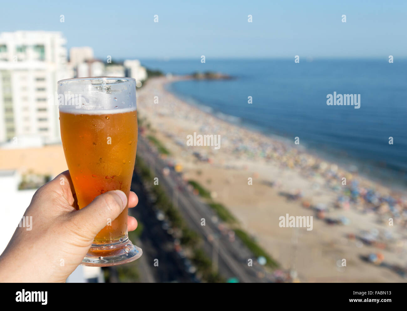 Bier mit Rio de Janeiro, Brasilien Strand Hintergrund Stockfoto