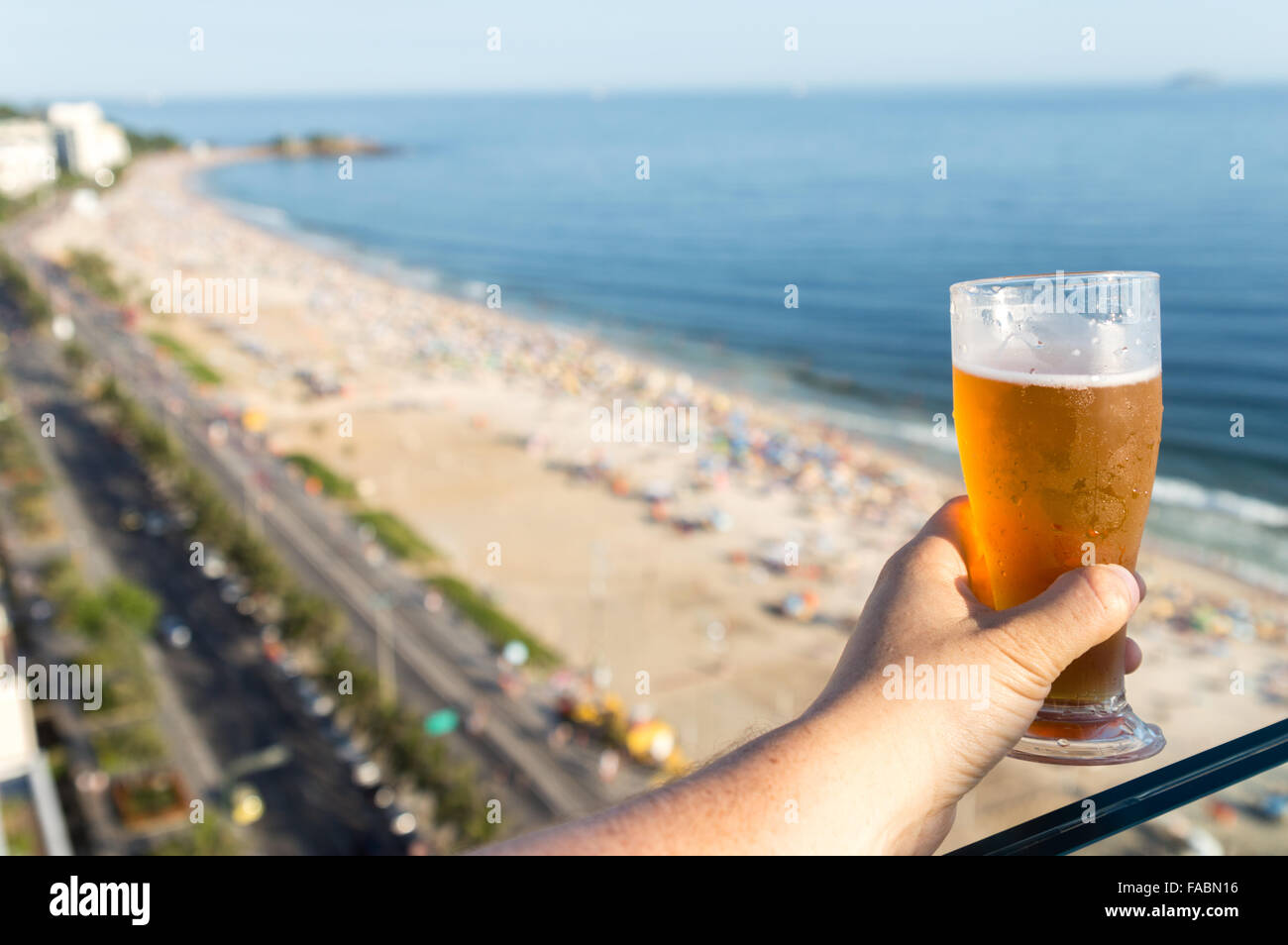 Bier mit Rio De Janeiro, Brasilien Strand Hintergrund Stockfoto