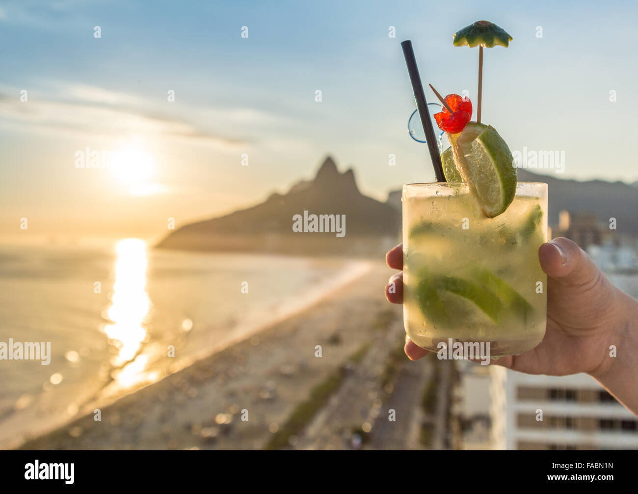 Eine köstliche Kiwi Caipirinha Drink mit Blick auf den berühmten Strand von Ipanema in Rio De Janeiro, Brasilien Stockfoto