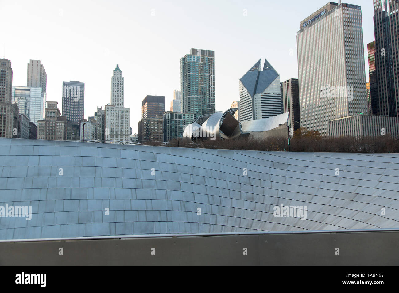 BP Fußgängerbrücke, die den Maggie Daley Park mit dem Millennium Park in Chicago, Illinois, USA, verbindet, mit der Skyline der Stadt im Hintergrund Stockfoto