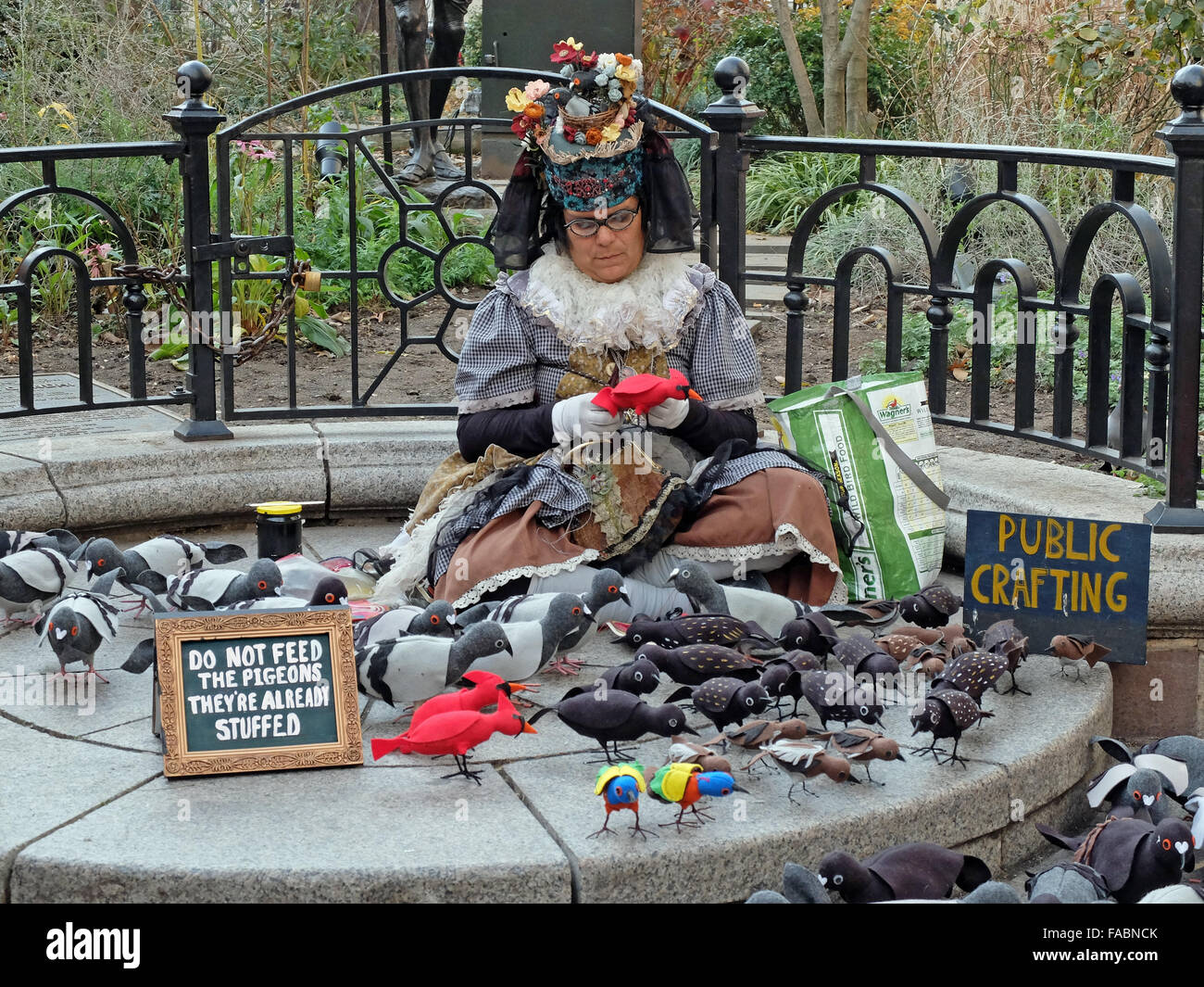 Porträt von Tina, selbsternannten Taubenfrau mit ihren handgefertigten  Tauben im Unique Square Park in Greenwich Village, NYC Stockfotografie -  Alamy