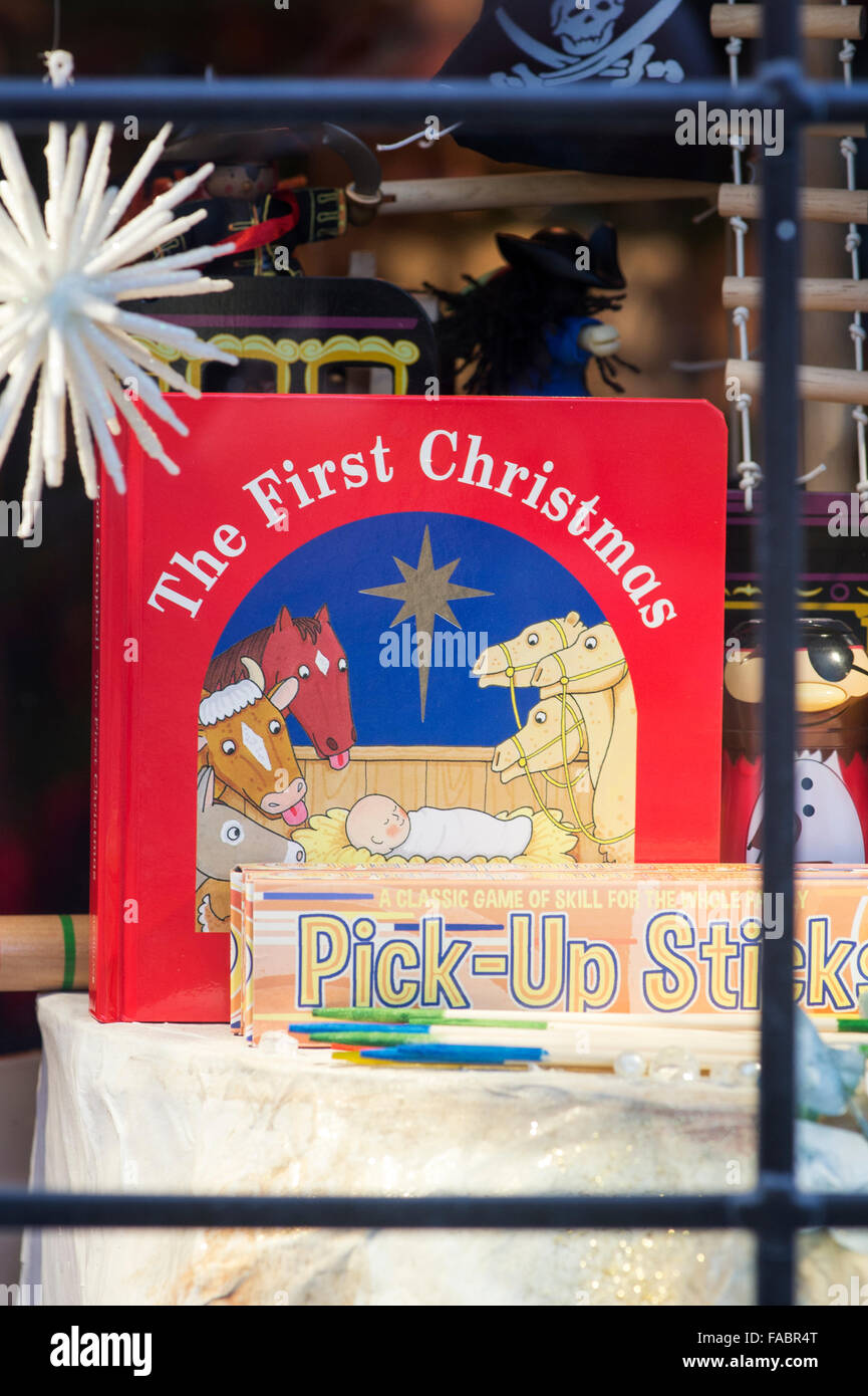 Das erste Weihnachten Buch in ein Spielzeug-Shop-Schaufenster. Broadway, Cotswolds, England Stockfoto