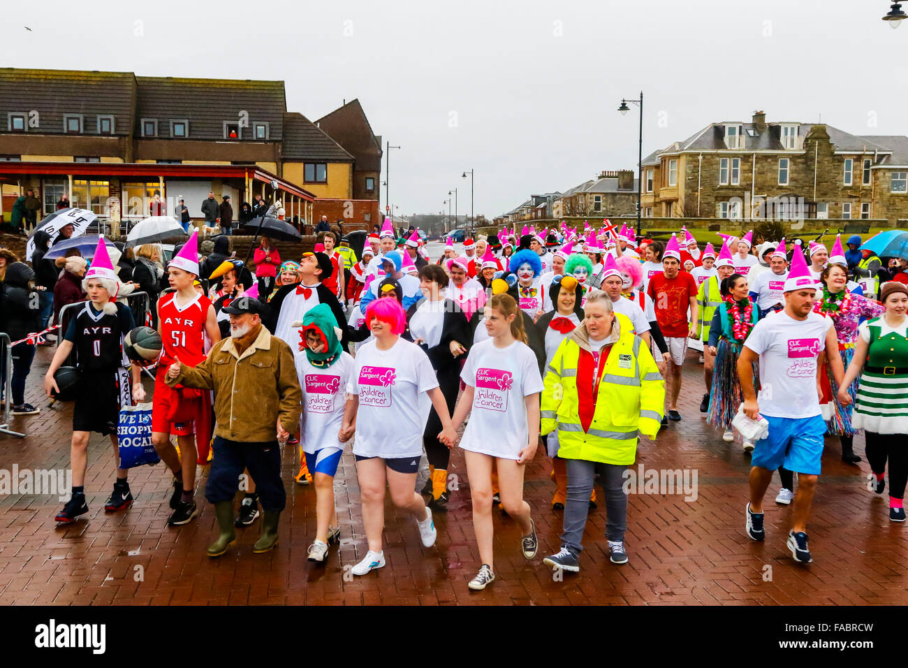 Prestwick, Ayrshire, Großbritannien. 26. Dezember 2015. Hunderte von Schwimmern trotzten Wintertemperaturen und Starkregen an der 10. jährlichen "Boxing Day Dip" zur Unterstützung der Kinder-Charity "Clic Sargent" teilnehmen. In diesem Jahr die "Dip" widmete sich Ross Granger, im Alter von 12, von Prestwick mit Nierenkrebs geboren wurde und jetzt feiert 10 Jahre in Remission. Seine Mutter Eileen, widmet ihr Leben unterstützen Clic Sargent und erhielt für ihre Verdienste um die Nächstenliebe MBE. Bildnachweis: Findlay/Alamy Live-Nachrichten Stockfoto