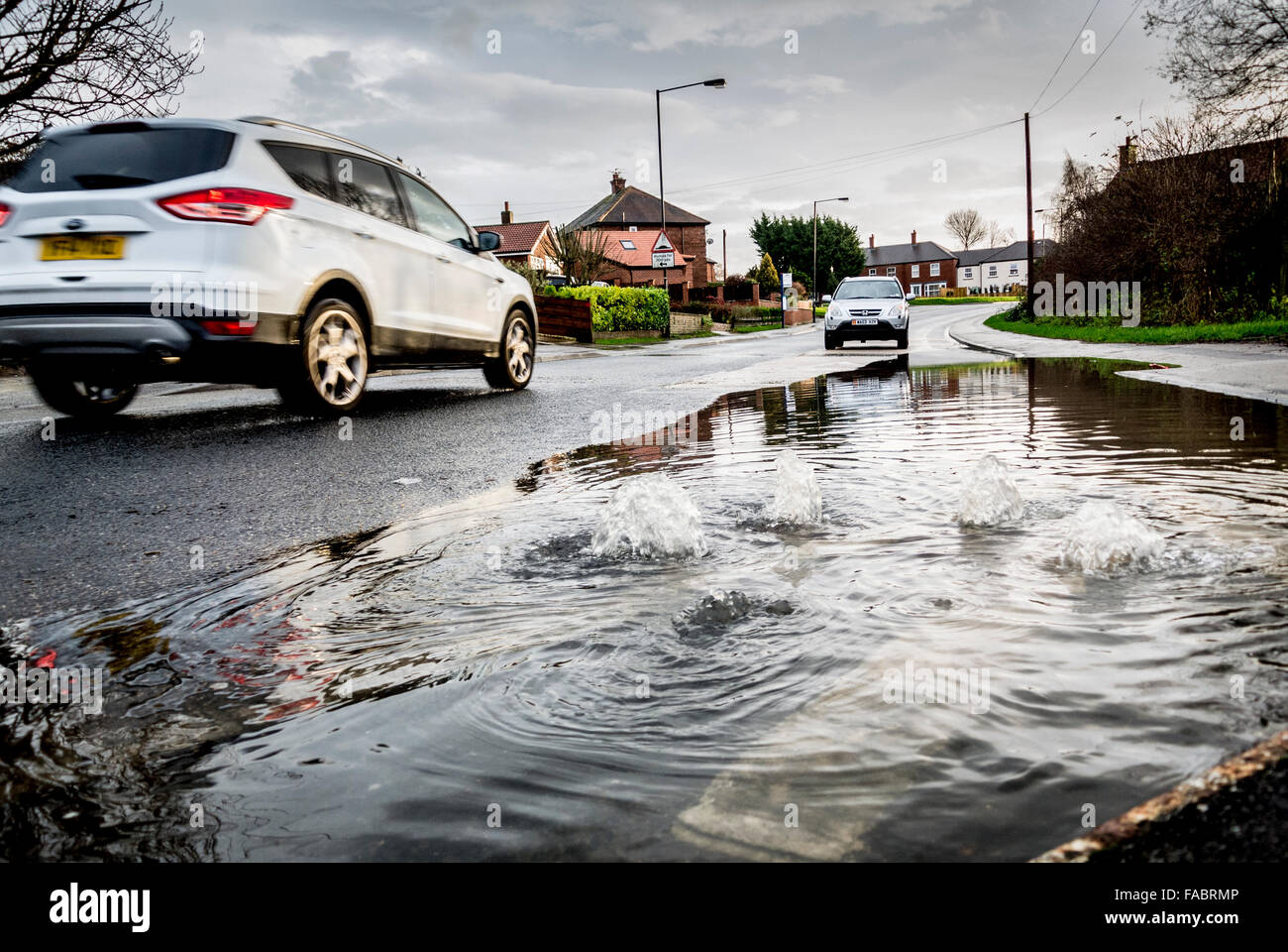 York, UK. 26. Dezember 2015. UK-Wetter. Starkregen im Norden von England verursacht Überschwemmungen in York am zweiten Weihnachtstag, wie der Fluss Foss seine Ufer tritt. Wasser wird durch die Kanalisation zurückgedrängt bis zur Straße auf Huntington Road, York Überschwemmungen verursachen. Foto Bailey-Cooper Fotografie/Alamy Live-Nachrichten Stockfoto